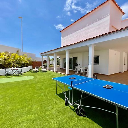 אדחה Villa Amorio A Spacious Modern Getaway With A Private Heated Pool & Sea Views מראה חיצוני תמונה