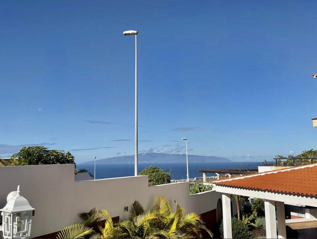 אדחה Villa Amorio A Spacious Modern Getaway With A Private Heated Pool & Sea Views מראה חיצוני תמונה