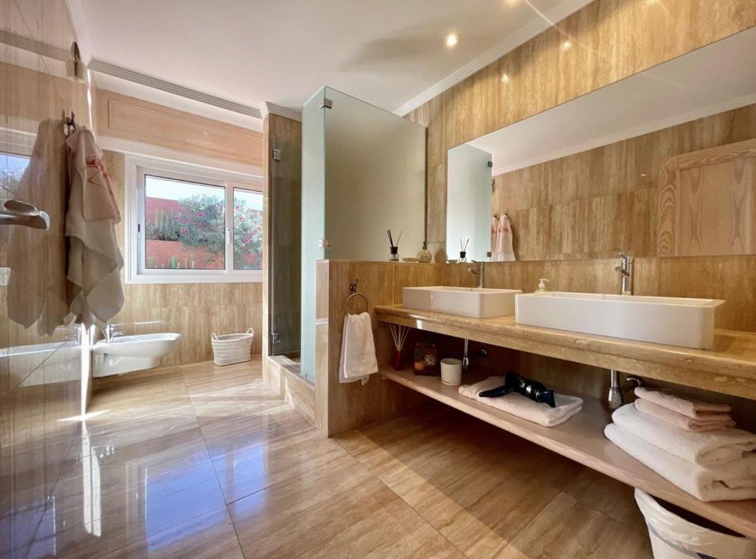 אדחה Villa Amorio A Spacious Modern Getaway With A Private Heated Pool & Sea Views מראה חיצוני תמונה