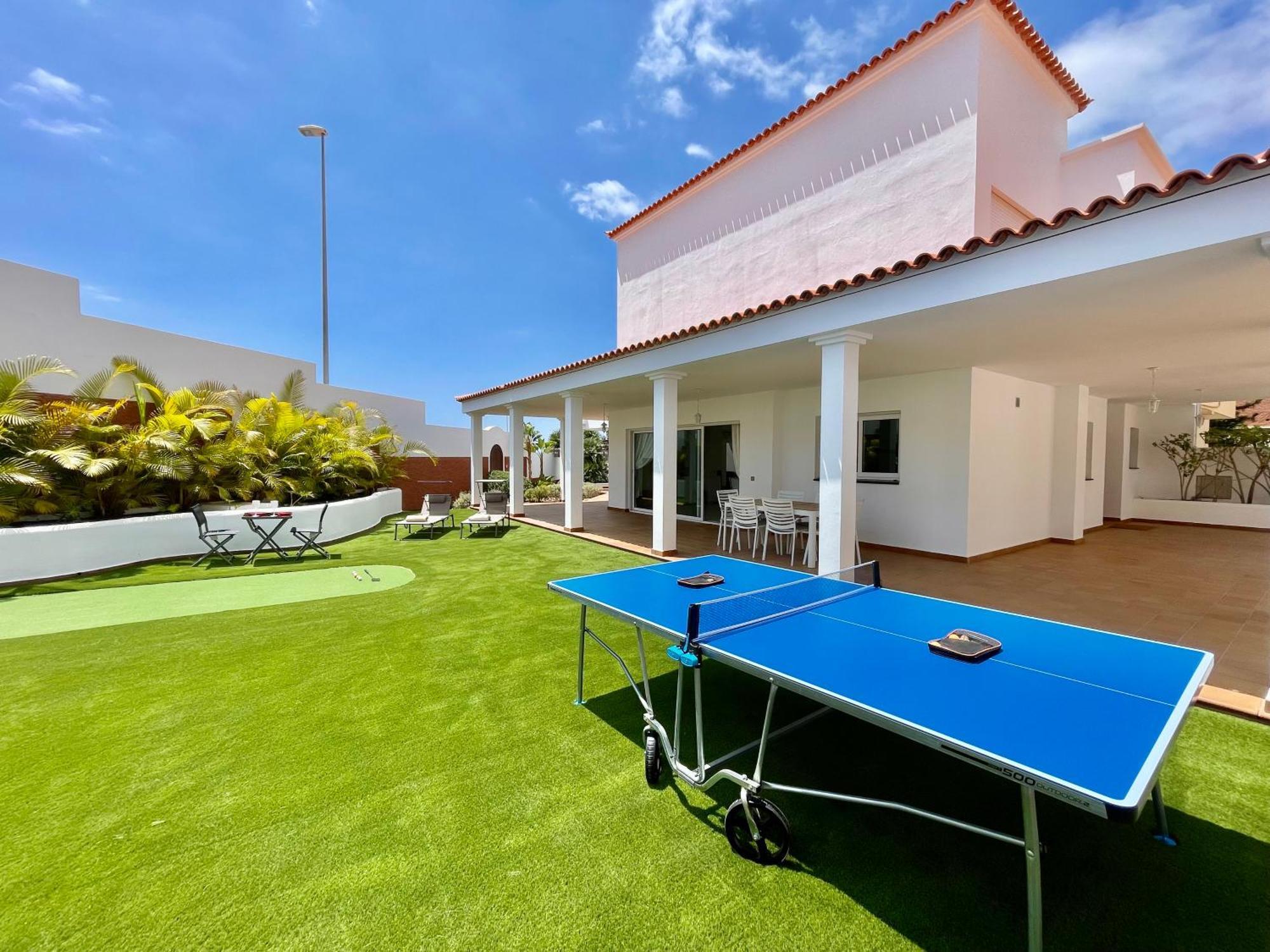 אדחה Villa Amorio A Spacious Modern Getaway With A Private Heated Pool & Sea Views מראה חיצוני תמונה