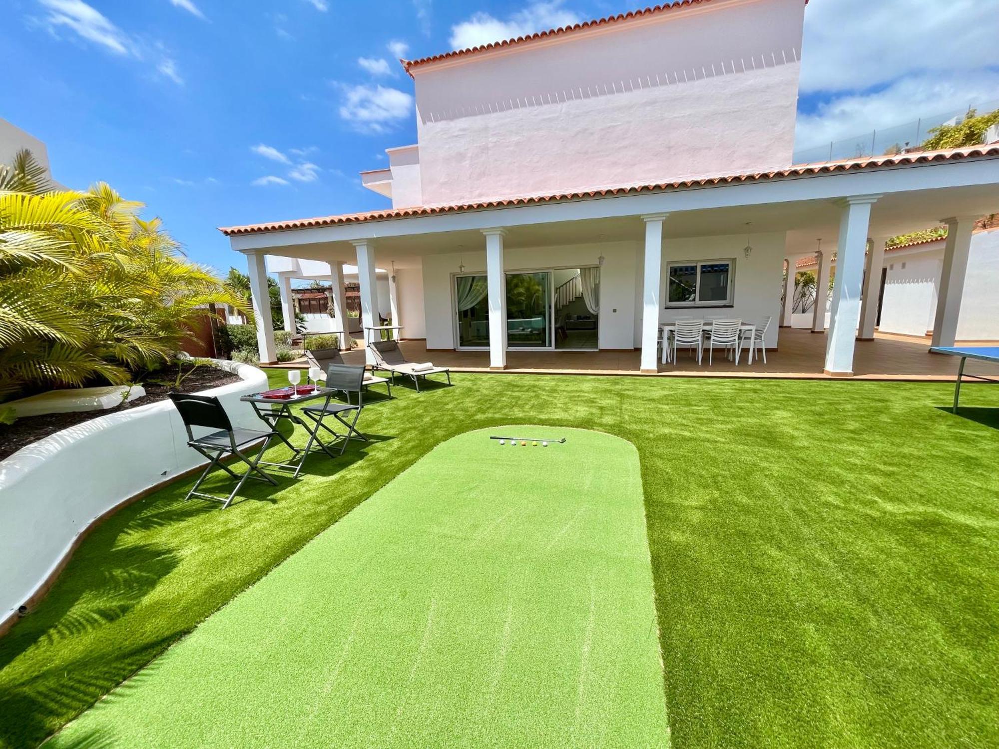 אדחה Villa Amorio A Spacious Modern Getaway With A Private Heated Pool & Sea Views מראה חיצוני תמונה