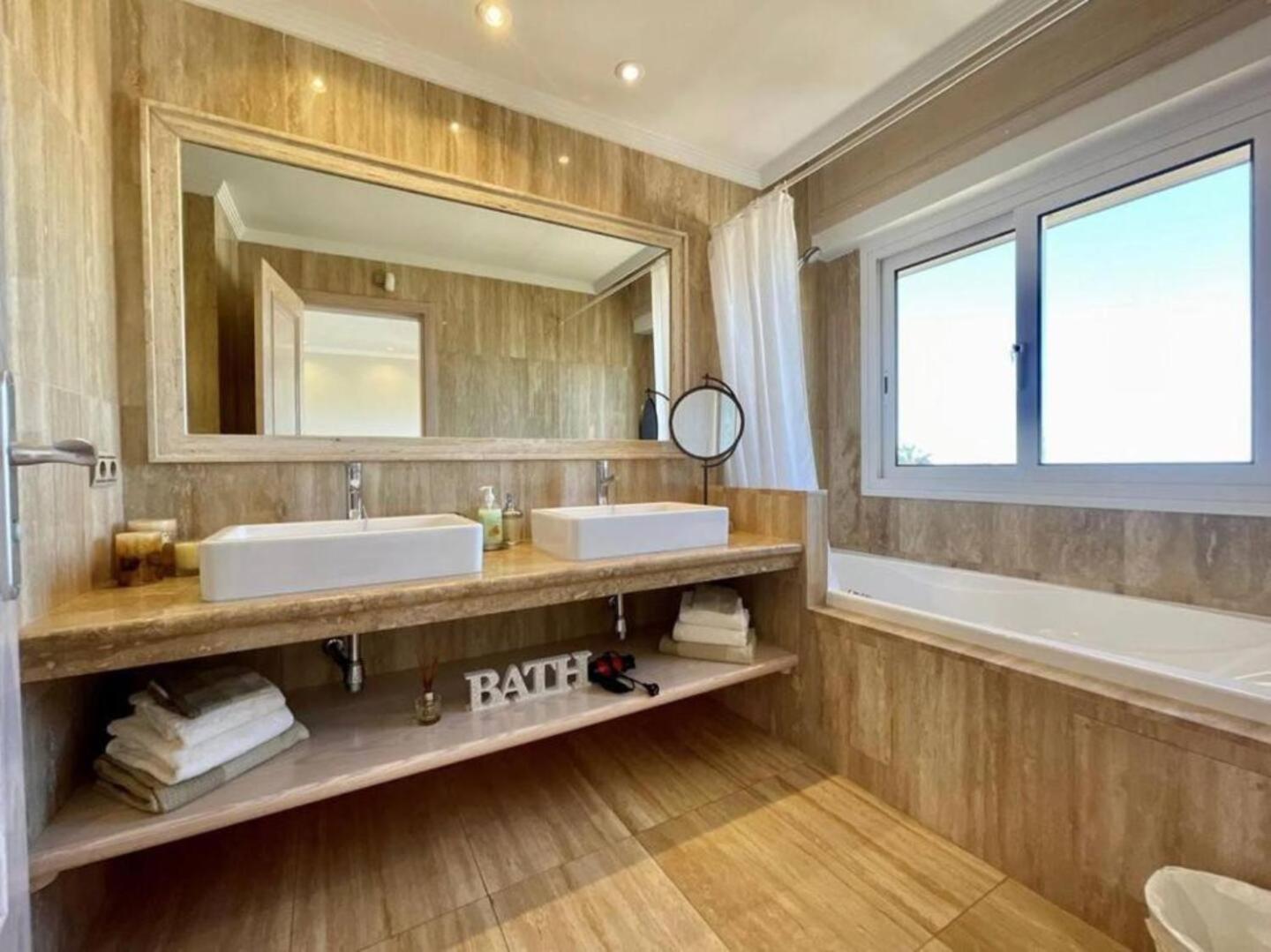 אדחה Villa Amorio A Spacious Modern Getaway With A Private Heated Pool & Sea Views מראה חיצוני תמונה