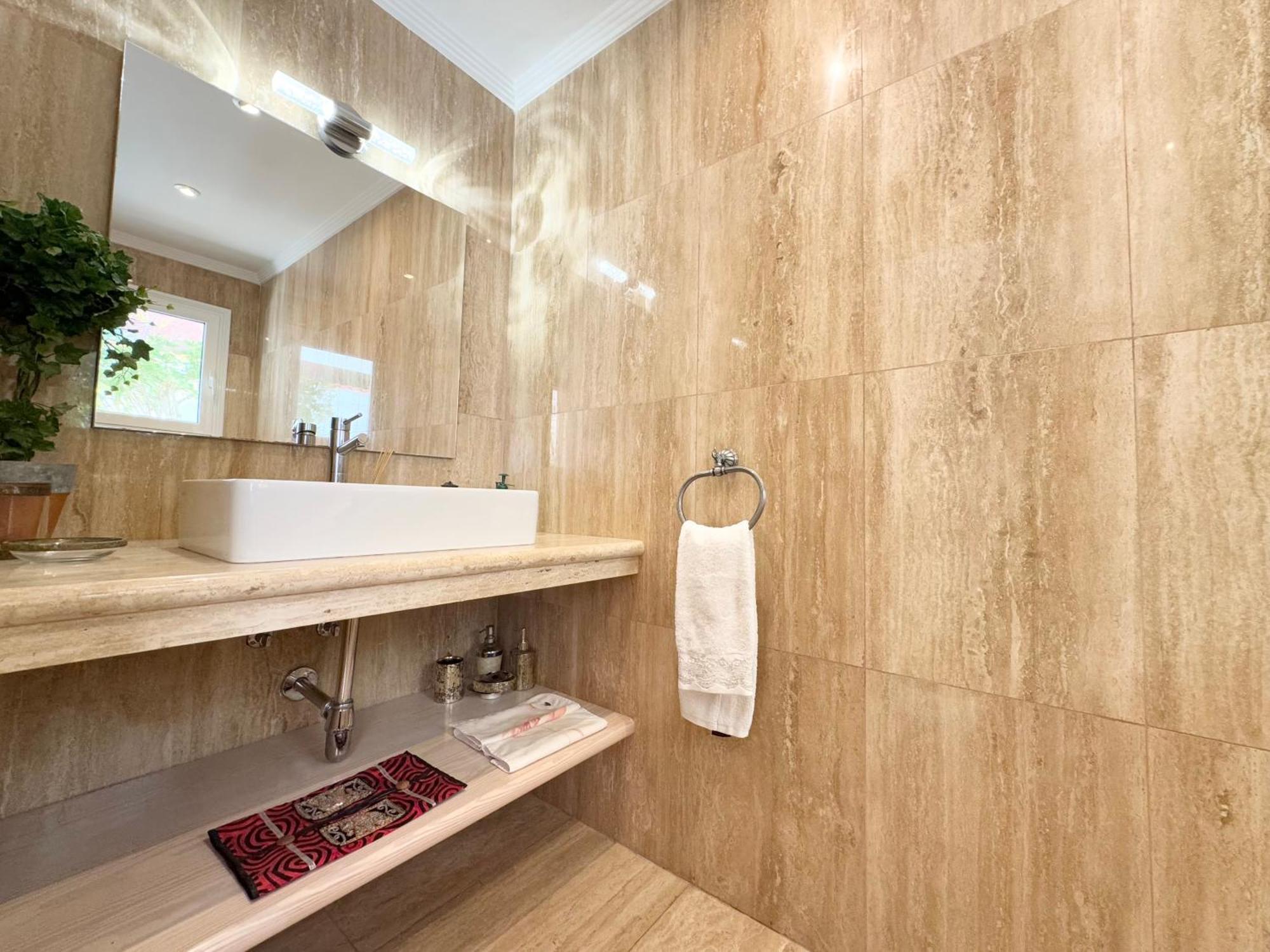 אדחה Villa Amorio A Spacious Modern Getaway With A Private Heated Pool & Sea Views מראה חיצוני תמונה