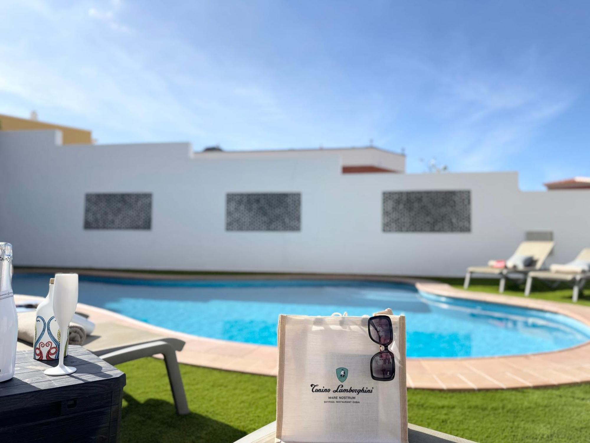 אדחה Villa Amorio A Spacious Modern Getaway With A Private Heated Pool & Sea Views מראה חיצוני תמונה