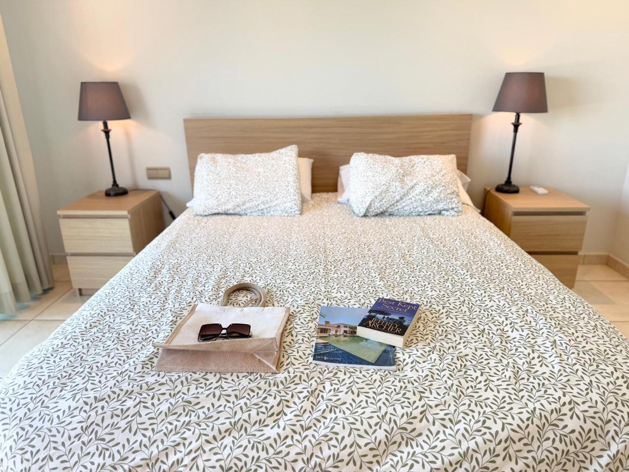 אדחה Villa Amorio A Spacious Modern Getaway With A Private Heated Pool & Sea Views מראה חיצוני תמונה