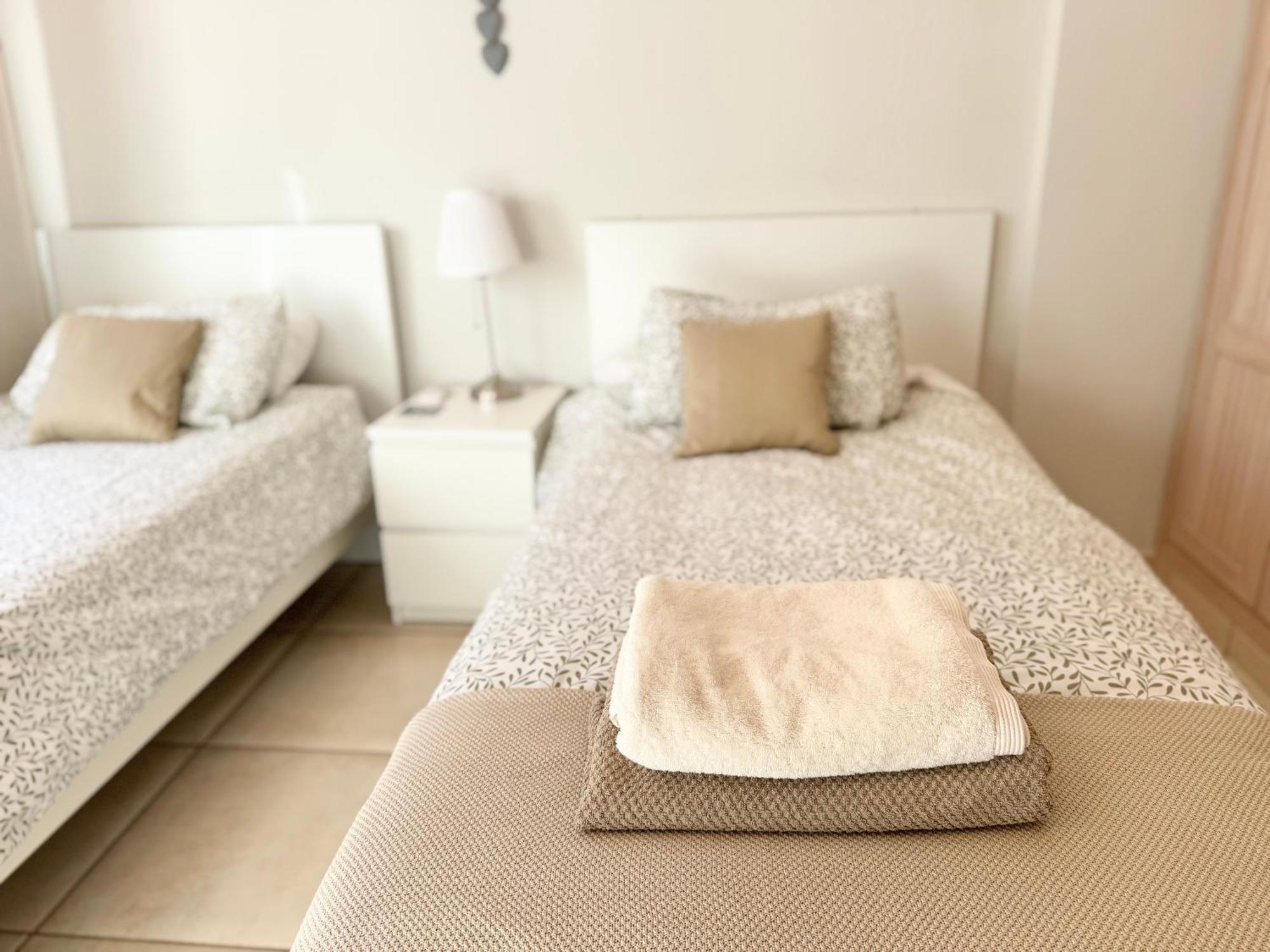 אדחה Villa Amorio A Spacious Modern Getaway With A Private Heated Pool & Sea Views מראה חיצוני תמונה