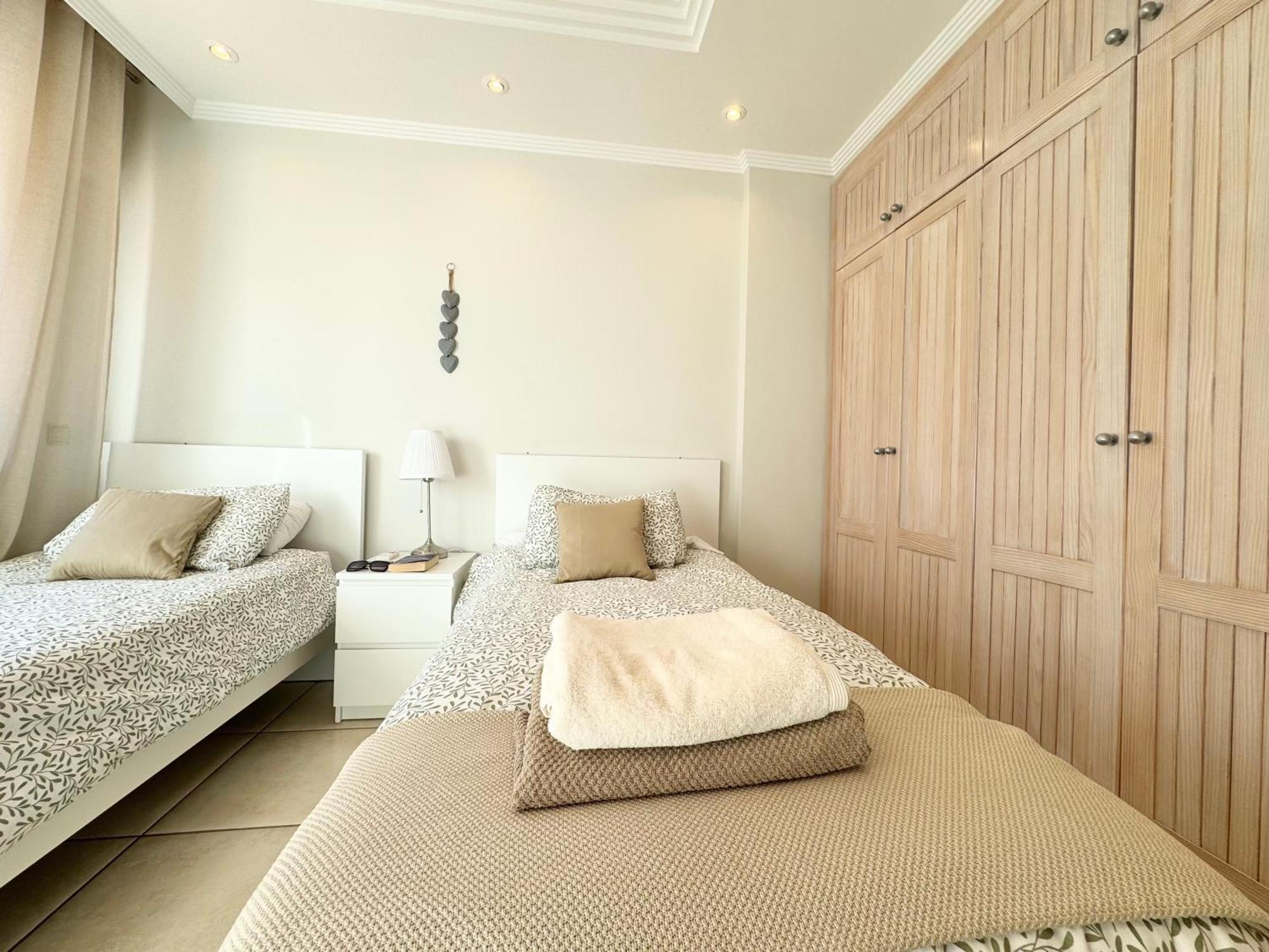 אדחה Villa Amorio A Spacious Modern Getaway With A Private Heated Pool & Sea Views מראה חיצוני תמונה