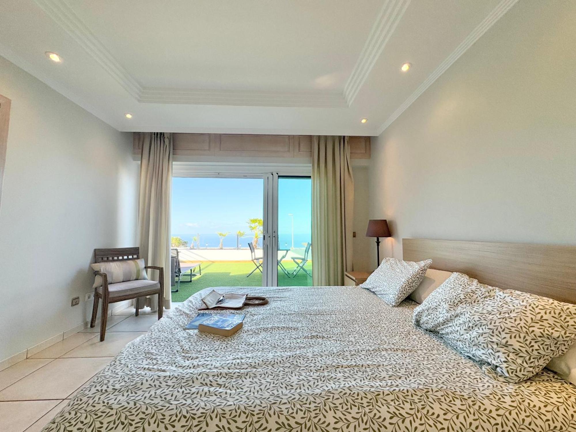 אדחה Villa Amorio A Spacious Modern Getaway With A Private Heated Pool & Sea Views מראה חיצוני תמונה