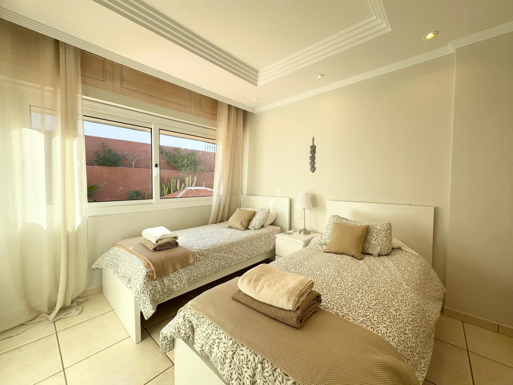 אדחה Villa Amorio A Spacious Modern Getaway With A Private Heated Pool & Sea Views מראה חיצוני תמונה