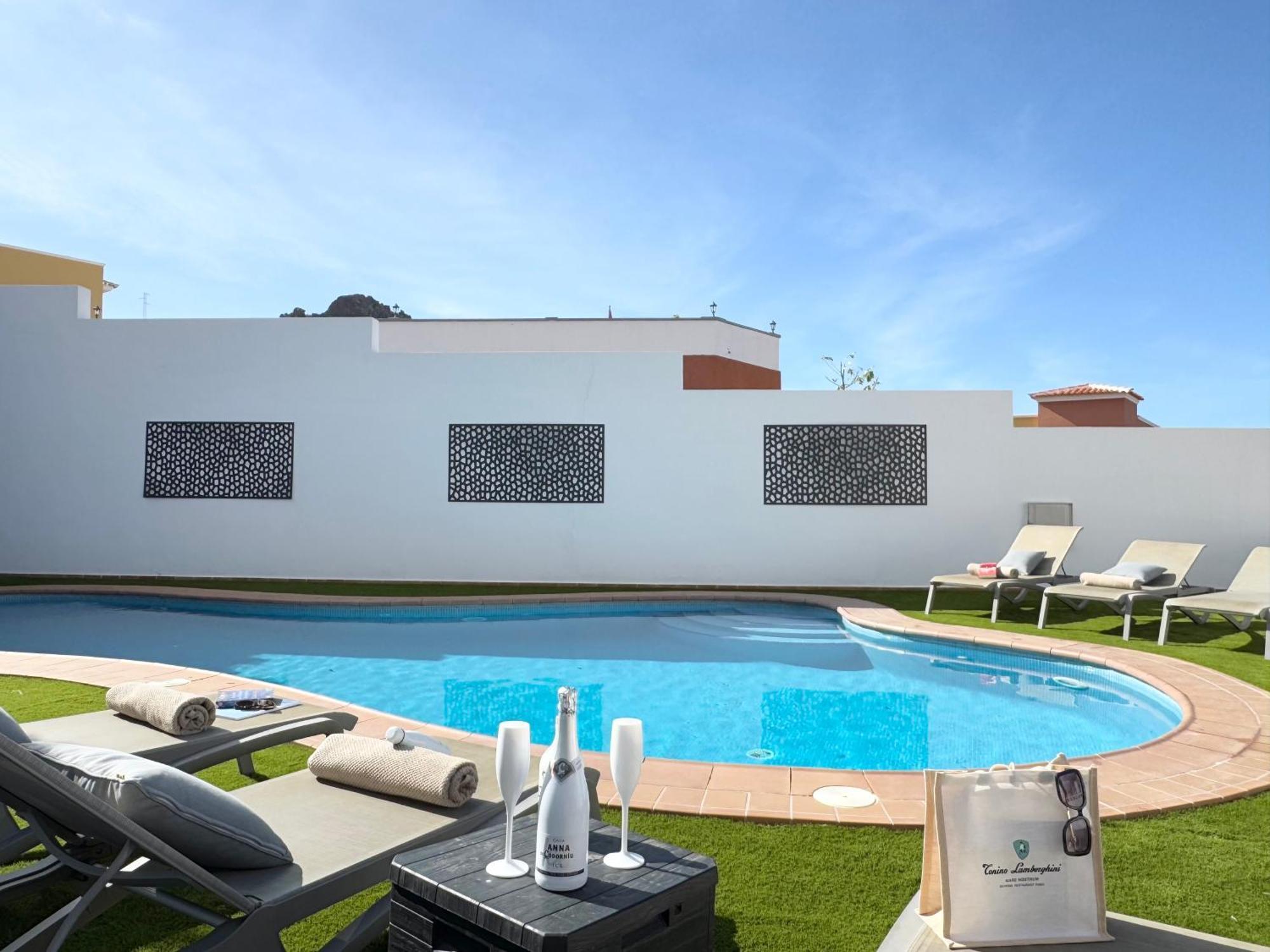 אדחה Villa Amorio A Spacious Modern Getaway With A Private Heated Pool & Sea Views מראה חיצוני תמונה
