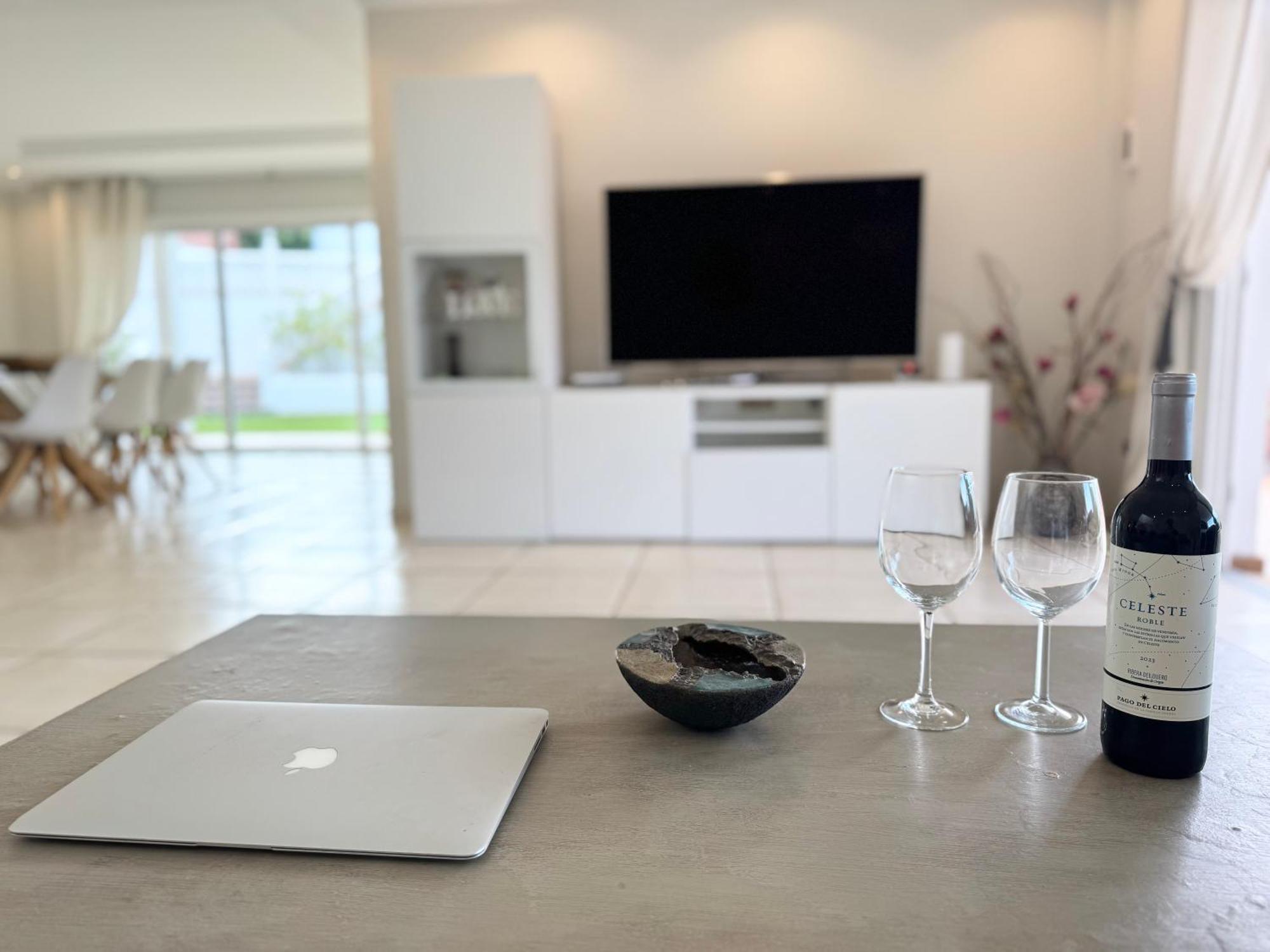 אדחה Villa Amorio A Spacious Modern Getaway With A Private Heated Pool & Sea Views מראה חיצוני תמונה
