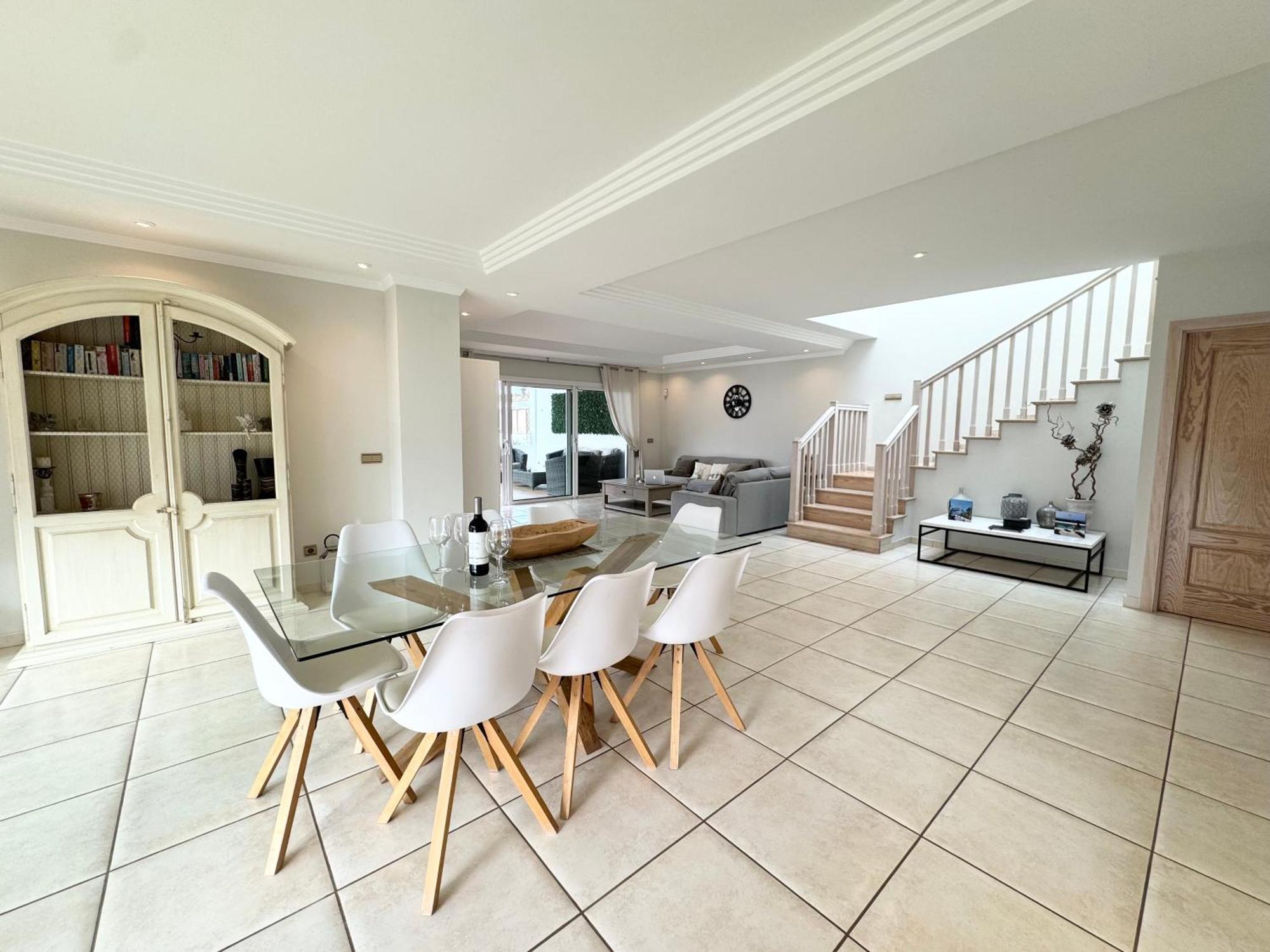 אדחה Villa Amorio A Spacious Modern Getaway With A Private Heated Pool & Sea Views מראה חיצוני תמונה