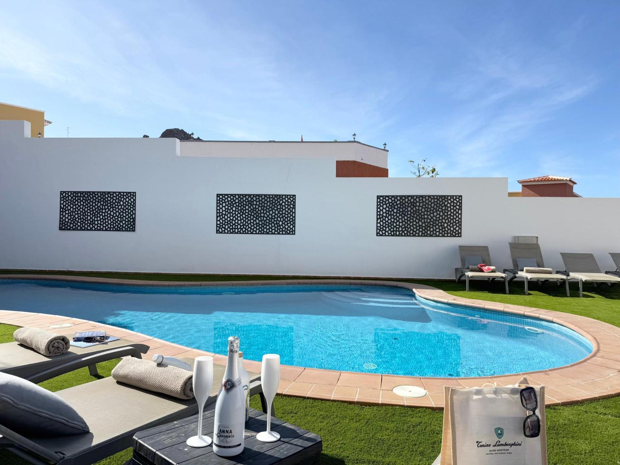 אדחה Villa Amorio A Spacious Modern Getaway With A Private Heated Pool & Sea Views מראה חיצוני תמונה